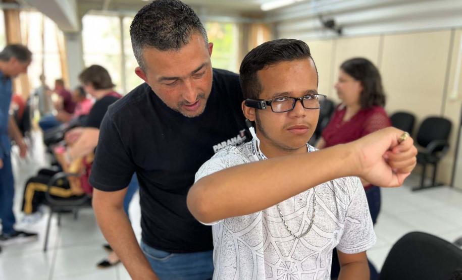 Óculos com inteligência artificial transformam vidas de alunos com deficiência visual no Paraná