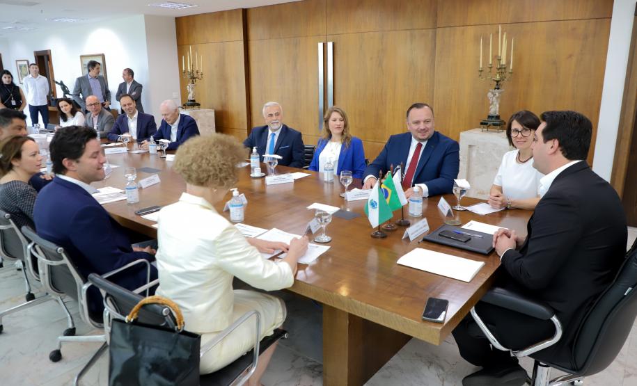 Governador Carlos Massa Ratinho Jr recebe em audiencia o marechal do voivodato silesiano Jakub Chelstowski (Polonia). Fotos: Ari Dias/AEN
