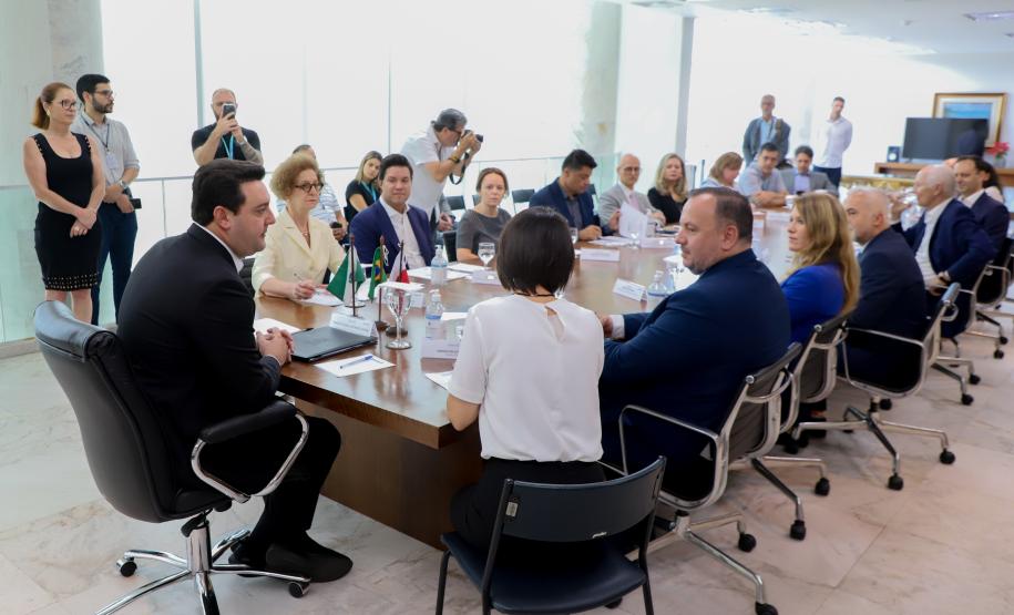Governador Carlos Massa Ratinho Jr recebe em audiencia o marechal do voivodato silesiano Jakub Chelstowski (Polonia). Fotos: Ari Dias/AEN