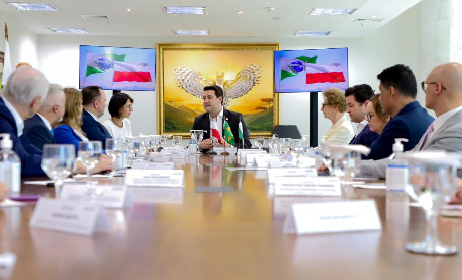 Governador Carlos Massa Ratinho Jr recebe em audiencia o marechal do voivodato silesiano Jakub Chelstowski (Polonia). Fotos: Ari Dias/AEN
