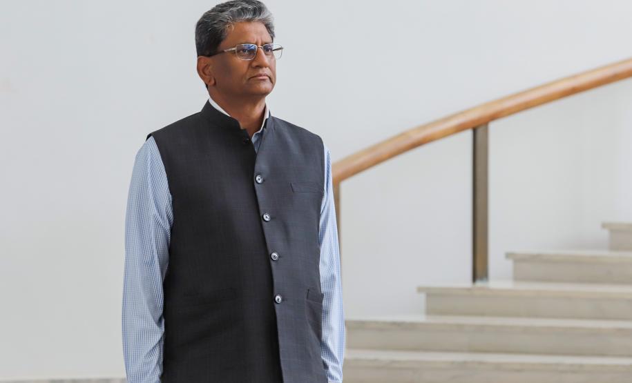 Curitiba, 15 de janeiro de 2024 - O governador Carlos Massa Ratinho Jr recebe a visita de Suresh Reddy, embaixador da Índia no Brasil. Foto: Roberto Dziura Jr/AEN