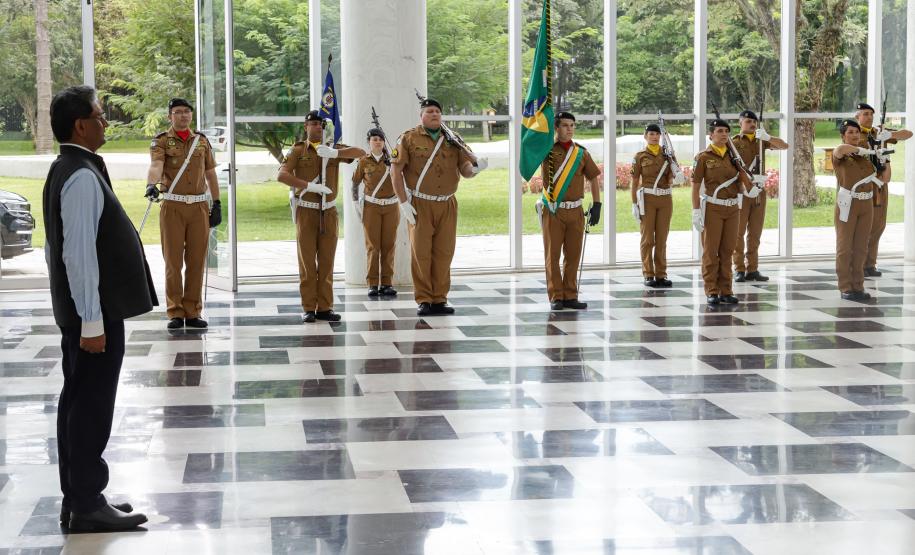 Curitiba, 15 de janeiro de 2024 - O governador Carlos Massa Ratinho Jr recebe a visita de Suresh Reddy, embaixador da Índia no Brasil. Foto: Roberto Dziura Jr/AEN