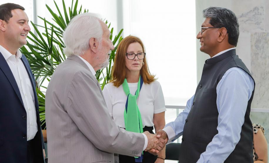 Curitiba, 15 de janeiro de 2024 - O governador Carlos Massa Ratinho Jr recebe a visita de Suresh Reddy, embaixador da Índia no Brasil. Foto: Roberto Dziura Jr/AEN