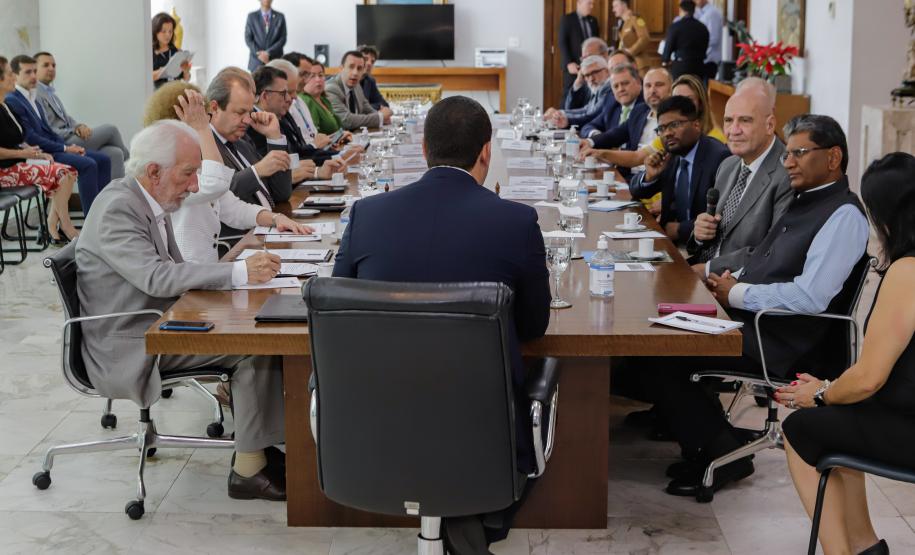 Curitiba, 15 de janeiro de 2024 - O governador Carlos Massa Ratinho Jr recebe a visita de Suresh Reddy, embaixador da Índia no Brasil. Foto: Roberto Dziura Jr/AEN
