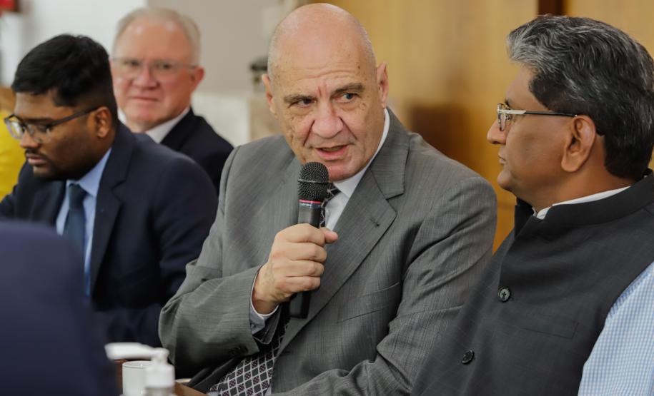 Curitiba, 15 de janeiro de 2024 - O governador Carlos Massa Ratinho Jr recebe a visita de Suresh Reddy, embaixador da Índia no Brasil. Foto: Roberto Dziura Jr/AEN