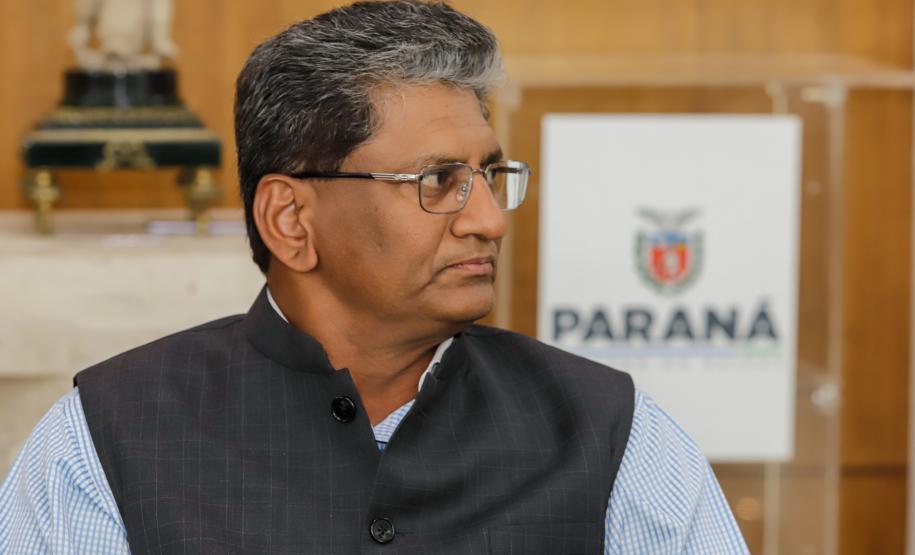 Curitiba, 15 de janeiro de 2024 - O governador Carlos Massa Ratinho Jr recebe a visita de Suresh Reddy, embaixador da Índia no Brasil. Foto: Roberto Dziura Jr/AEN