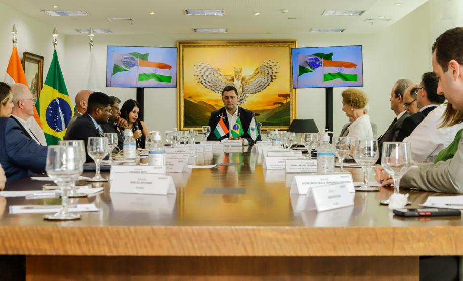 Curitiba, 15 de janeiro de 2024 - O governador Carlos Massa Ratinho Jr recebe a visita de Suresh Reddy, embaixador da Índia no Brasil. Foto: Roberto Dziura Jr/AEN