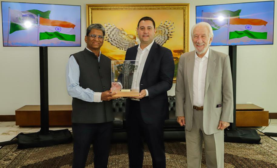 Curitiba, 15 de janeiro de 2024 - O governador Carlos Massa Ratinho Jr recebe a visita de Suresh Reddy, embaixador da Índia no Brasil. Foto: Roberto Dziura Jr/AEN