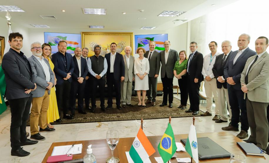 Curitiba, 15 de janeiro de 2024 - O governador Carlos Massa Ratinho Jr recebe a visita de Suresh Reddy, embaixador da Índia no Brasil. Foto: Roberto Dziura Jr/AEN