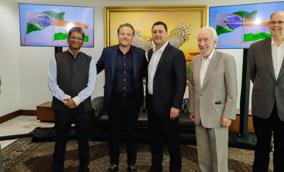 Curitiba, 15 de janeiro de 2024 - O governador Carlos Massa Ratinho Jr recebe a visita de Suresh Reddy, embaixador da Índia no Brasil. Foto: Roberto Dziura Jr/AEN