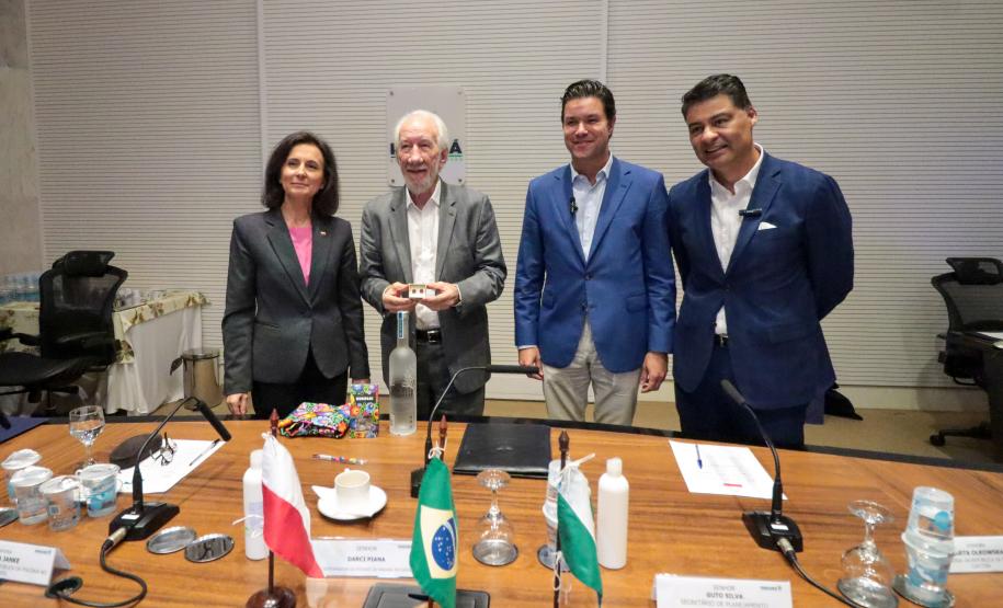 O vice-governador Darci Piana recebe nesta sexta-feira (9), a Embaixadora da Polonia Bogna Janke no Palácio Iguaçu. Foto: Geraldo Bubniak/AEN