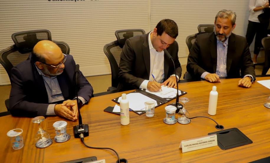 Governador Carlos Massa Ratinho Jr Assina anuncio de investimentos para ampliação da conectividade rural. Foto: Ari Dias/AEN