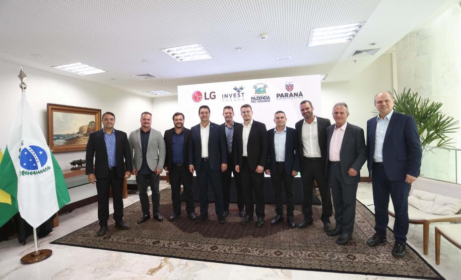 A multinacional sul-coreana LG Electronics escolheu o Paraná como local para a instalação da sua segunda fábrica no Brasil. O acordo que prevê a instalação da nova linha industrial na cidade de Fazenda Rio Grande, na Região Metropolitana de Curitiba, foi celebrado nesta sexta-feira (23) pelo governador Carlos Massa Ratinho Junior e o presidente global de Eletrodomésticos e Soluções de Ar-Condicionado da empresa, Jaecheol Lyu. Foto: Jonathan Campos/AEN