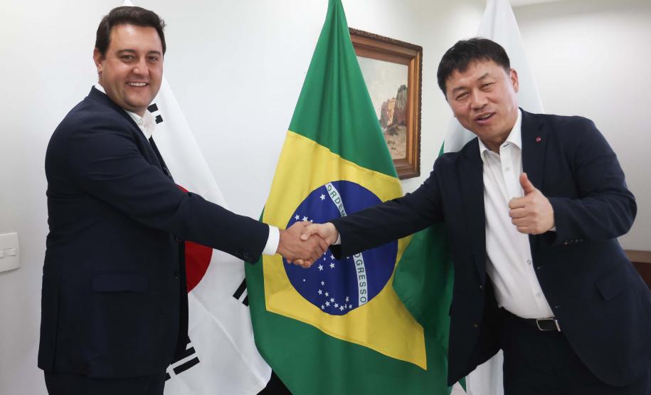 A multinacional sul-coreana LG Electronics escolheu o Paraná como local para a instalação da sua segunda fábrica no Brasil. O acordo que prevê a instalação da nova linha industrial na cidade de Fazenda Rio Grande, na Região Metropolitana de Curitiba, foi celebrado nesta sexta-feira (23) pelo governador Carlos Massa Ratinho Junior e o presidente global de Eletrodomésticos e Soluções de Ar-Condicionado da empresa, Jaecheol Lyu. Foto: Jonathan Campos/AEN