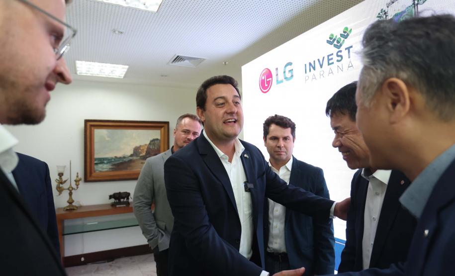 A multinacional sul-coreana LG Electronics escolheu o Paraná como local para a instalação da sua segunda fábrica no Brasil. O acordo que prevê a instalação da nova linha industrial na cidade de Fazenda Rio Grande, na Região Metropolitana de Curitiba, foi celebrado nesta sexta-feira (23) pelo governador Carlos Massa Ratinho Junior e o presidente global de Eletrodomésticos e Soluções de Ar-Condicionado da empresa, Jaecheol Lyu. Foto: Jonathan Campos/AEN