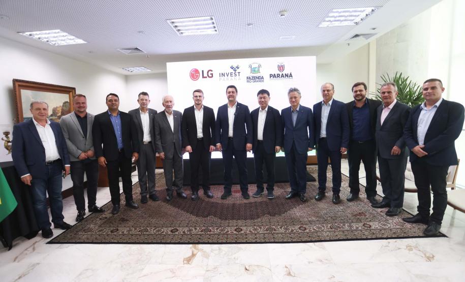 A multinacional sul-coreana LG Electronics escolheu o Paraná como local para a instalação da sua segunda fábrica no Brasil. O acordo que prevê a instalação da nova linha industrial na cidade de Fazenda Rio Grande, na Região Metropolitana de Curitiba, foi celebrado nesta sexta-feira (23) pelo governador Carlos Massa Ratinho Junior e o presidente global de Eletrodomésticos e Soluções de Ar-Condicionado da empresa, Jaecheol Lyu. Foto: Jonathan Campos/AEN