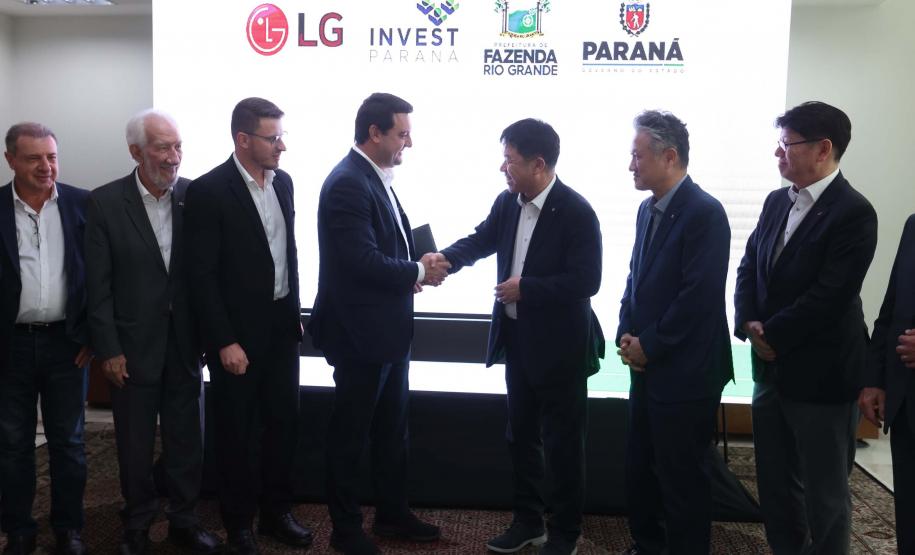 A multinacional sul-coreana LG Electronics escolheu o Paraná como local para a instalação da sua segunda fábrica no Brasil. O acordo que prevê a instalação da nova linha industrial na cidade de Fazenda Rio Grande, na Região Metropolitana de Curitiba, foi celebrado nesta sexta-feira (23) pelo governador Carlos Massa Ratinho Junior e o presidente global de Eletrodomésticos e Soluções de Ar-Condicionado da empresa, Jaecheol Lyu. Foto: Jonathan Campos/AEN