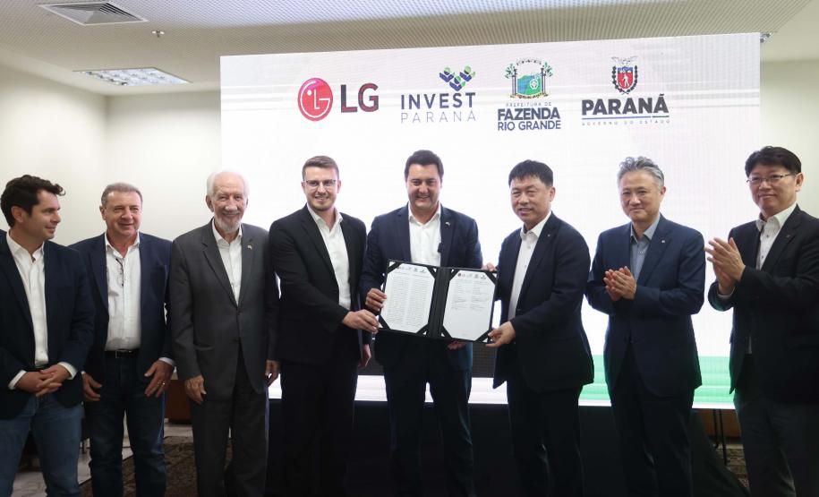 A multinacional sul-coreana LG Electronics escolheu o Paraná como local para a instalação da sua segunda fábrica no Brasil. O acordo que prevê a instalação da nova linha industrial na cidade de Fazenda Rio Grande, na Região Metropolitana de Curitiba, foi celebrado nesta sexta-feira (23) pelo governador Carlos Massa Ratinho Junior e o presidente global de Eletrodomésticos e Soluções de Ar-Condicionado da empresa, Jaecheol Lyu. Foto: Jonathan Campos/AEN