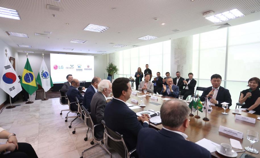 A multinacional sul-coreana LG Electronics escolheu o Paraná como local para a instalação da sua segunda fábrica no Brasil. O acordo que prevê a instalação da nova linha industrial na cidade de Fazenda Rio Grande, na Região Metropolitana de Curitiba, foi celebrado nesta sexta-feira (23) pelo governador Carlos Massa Ratinho Junior e o presidente global de Eletrodomésticos e Soluções de Ar-Condicionado da empresa, Jaecheol Lyu. Foto: Jonathan Campos/AEN
