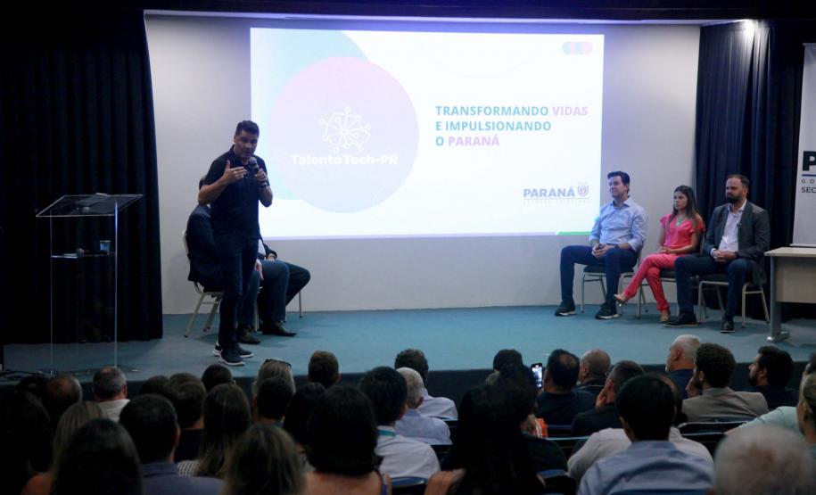 Com bolsas de até R$ 1.500, Paraná vai qualificar 3 mil jovens em Tecnologia da Informação. Foto: Alex Adam/SEPL