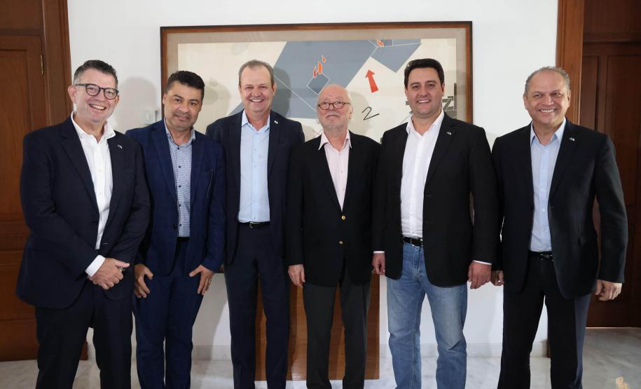 Mumbai - Índia, 11-04-2024 - A comitiva paranaense liderada pelo governador Carlos Massa Ratinho Junior iniciou, nesta quinta-feira (11), os compromissos da missão internacional na Índia com uma visita ao grupo Tata Consultancy Services (TCS), multinacional que é líder global em serviços de tecnologia, em Mumbai. Foto: Jonathan Campos/Secom