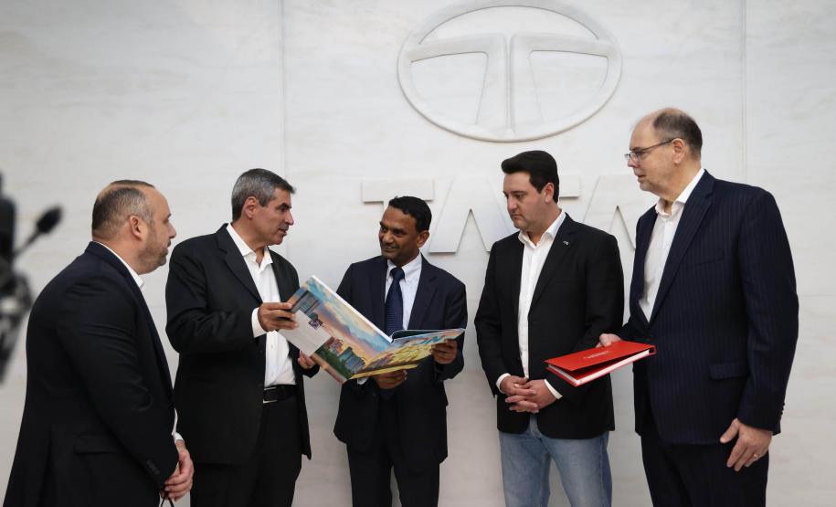Mumbai - Índia, 11-04-2024 - A comitiva paranaense liderada pelo governador Carlos Massa Ratinho Junior iniciou, nesta quinta-feira (11), os compromissos da missão internacional na Índia com uma visita ao grupo Tata Consultancy Services (TCS), multinacional que é líder global em serviços de tecnologia, em Mumbai. Foto: Jonathan Campos/Secom