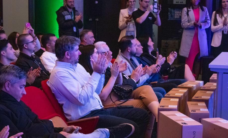 SEI entrega notebooks, computadores e telas interativas para seis municípios do Estado