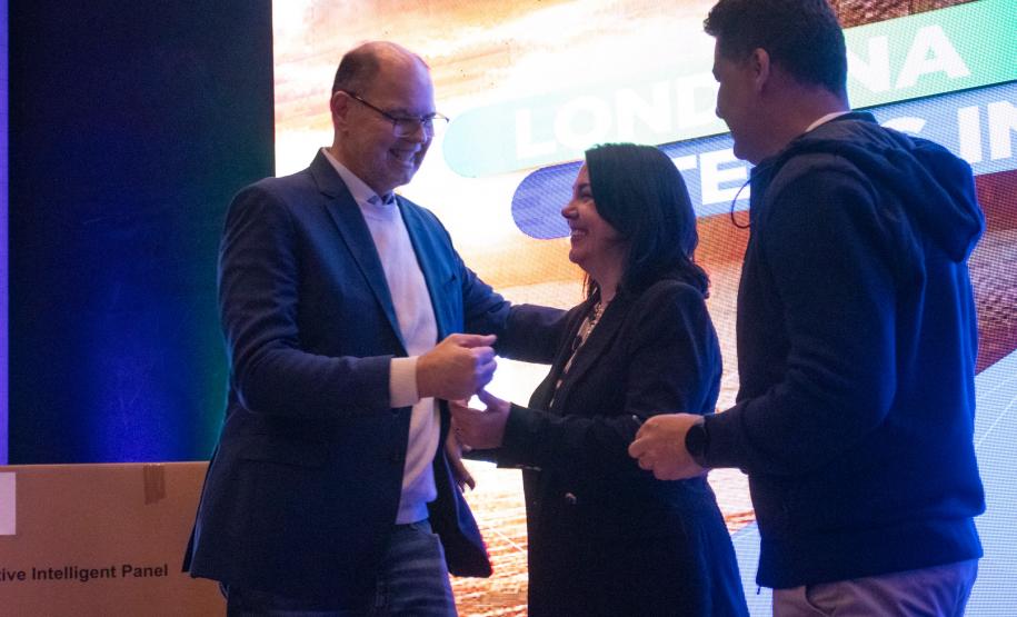 SEI entrega notebooks, computadores e telas interativas para seis municípios do Estado