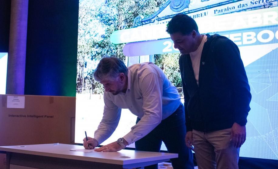 SEI entrega notebooks, computadores e telas interativas para seis municípios do Estado