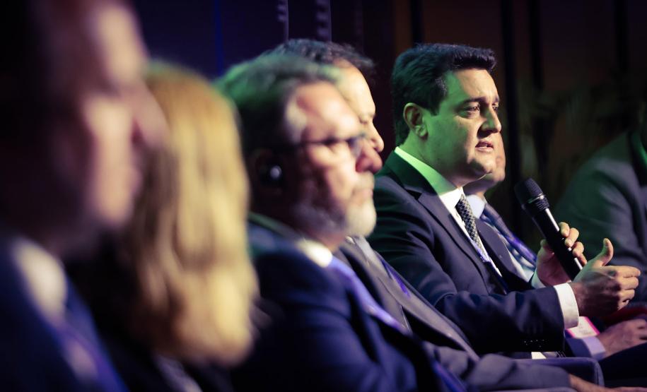 O governador Carlos Massa Ratinho Junior durante reunião com representantes do governo de Alberta, no Canadá.