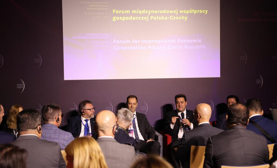 O governador Carlos Massa Ratinho Junior durante reunião com representantes do governo de Alberta, no Canadá.