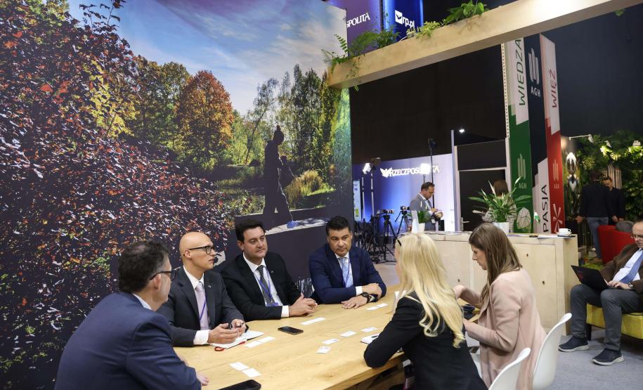 O governador Carlos Massa Ratinho Junior durante reunião com representantes do governo de Alberta, no Canadá.