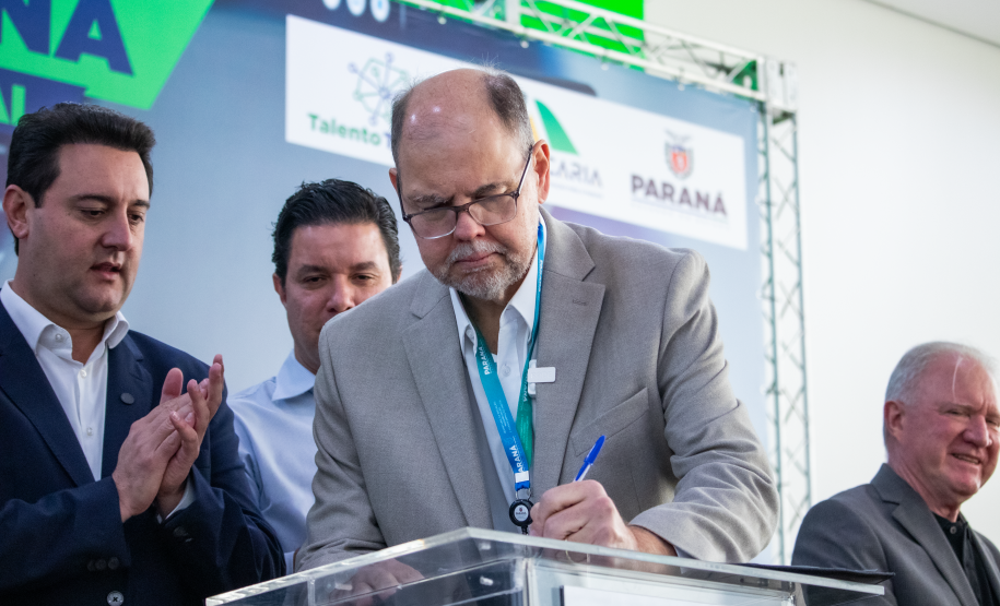 Notebooks serão entregues para municípios participantes do Talento Tech-PR. Foto: Raphaella Piovezan/SEI