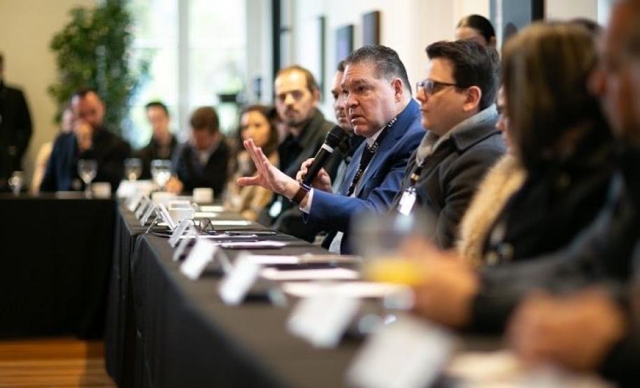 Em encontro com empresários membros do LIDE Paraná, Alex Canziani, demonstra interesse na ampliação de parcerias público privadas.