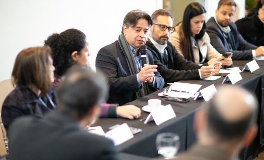 Em encontro com empresários membros do LIDE Paraná, Alex Canziani, demonstra interesse na ampliação de parcerias público privadas.