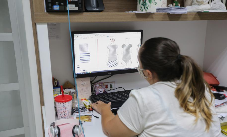 Com 4 milhões de domicílios conectados, 9 em cada 10 casas do Paraná acessa a internet