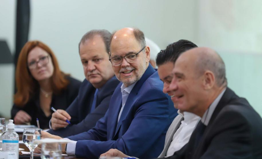 O governador Carlos Massa Ratinho Junior recepcionou nesta segunda-feira (19), no Palácio Iguaçu, uma comitiva do Centro de Desenvolvimento de Computação Avançada (C-DAC), instituição indiana que é referência em pesquisa e desenvolvimento de alta tecnologia. Foto: Geraldo Bubniak/AEN