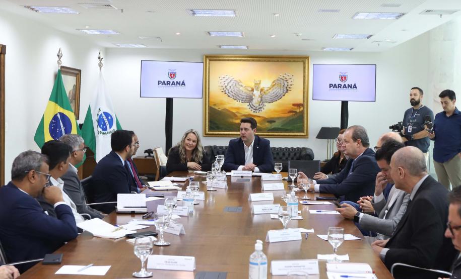 O governador Carlos Massa Ratinho Junior recepcionou nesta segunda-feira (19), no Palácio Iguaçu, uma comitiva do Centro de Desenvolvimento de Computação Avançada (C-DAC), instituição indiana que é referência em pesquisa e desenvolvimento de alta tecnologia. Foto: Geraldo Bubniak/AEN