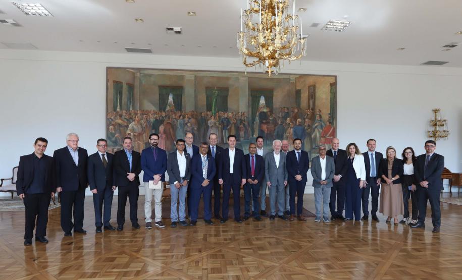 O governador Carlos Massa Ratinho Junior recepcionou nesta segunda-feira (19), no Palácio Iguaçu, uma comitiva do Centro de Desenvolvimento de Computação Avançada (C-DAC), instituição indiana que é referência em pesquisa e desenvolvimento de alta tecnologia. Foto: Geraldo Bubniak/AEN