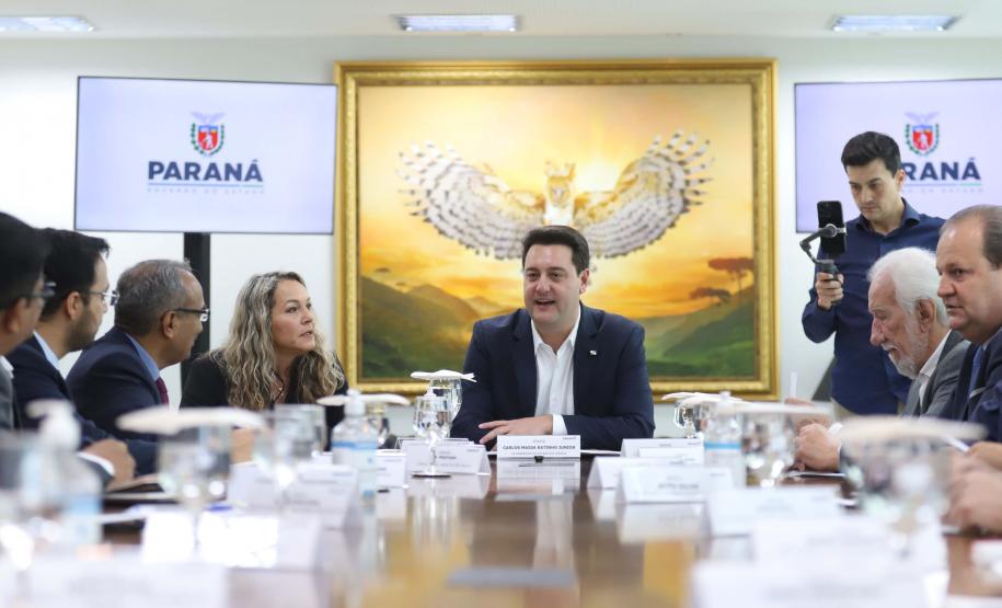 O governador Carlos Massa Ratinho Junior recepcionou nesta segunda-feira (19), no Palácio Iguaçu, uma comitiva do Centro de Desenvolvimento de Computação Avançada (C-DAC), instituição indiana que é referência em pesquisa e desenvolvimento de alta tecnologia. Foto: Geraldo Bubniak/AEN