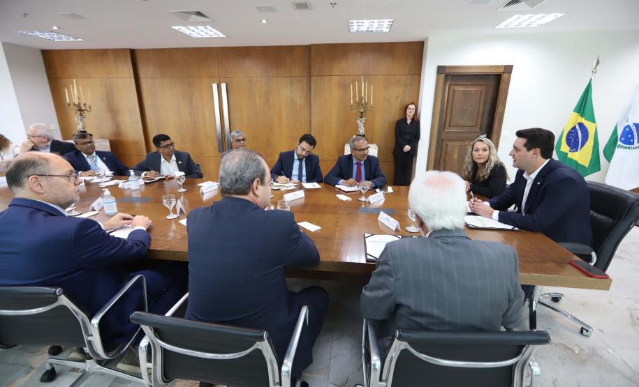 O governador Carlos Massa Ratinho Junior recepcionou nesta segunda-feira (19), no Palácio Iguaçu, uma comitiva do Centro de Desenvolvimento de Computação Avançada (C-DAC), instituição indiana que é referência em pesquisa e desenvolvimento de alta tecnologia. Foto: Geraldo Bubniak/AEN