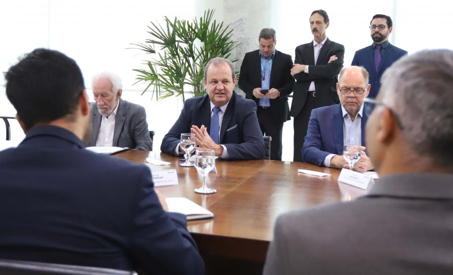 O governador Carlos Massa Ratinho Junior recepcionou nesta segunda-feira (19), no Palácio Iguaçu, uma comitiva do Centro de Desenvolvimento de Computação Avançada (C-DAC), instituição indiana que é referência em pesquisa e desenvolvimento de alta tecnologia. Foto: Geraldo Bubniak/AEN