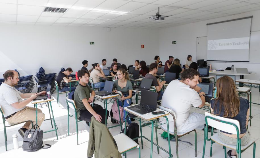 Alunos do Talento Tech fazem primeira prova presencial nos 50 municípios do projeto