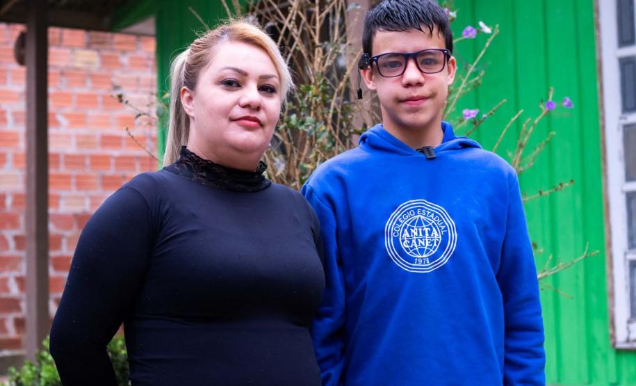 Por meio do projeto Óculos Amigo, Luiz Henrique da Rocha, 13 anos, recebeu um dispositivo que tem auxiliado o aluno da rede estadual de ensino a ter mais autonomia na escola e em casa. Por meio de uma câmera e saída de áudio, os óculos podem ler textos em qualquer superfície, identificar até 200 rostos, e reconhecer diversos objetos e cores.