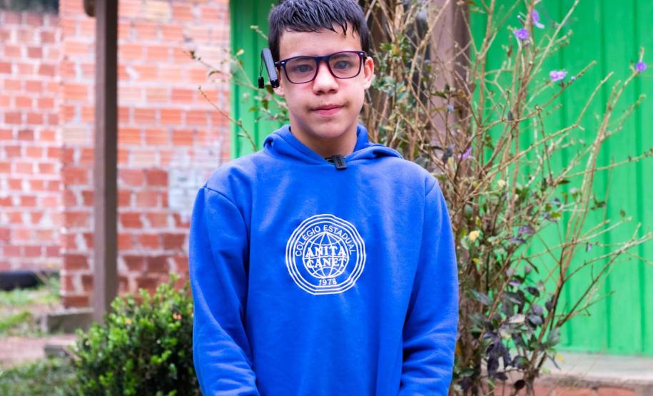 Por meio do projeto Óculos Amigo, Luiz Henrique da Rocha, 13 anos, recebeu um dispositivo que tem auxiliado o aluno da rede estadual de ensino a ter mais autonomia na escola e em casa. Por meio de uma câmera e saída de áudio, os óculos podem ler textos em qualquer superfície, identificar até 200 rostos, e reconhecer diversos objetos e cores.
