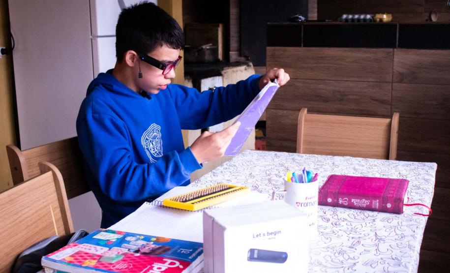 Por meio do projeto Óculos Amigo, Luiz Henrique da Rocha, 13 anos, recebeu um dispositivo que tem auxiliado o aluno da rede estadual de ensino a ter mais autonomia na escola e em casa. Por meio de uma câmera e saída de áudio, os óculos podem ler textos em qualquer superfície, identificar até 200 rostos, e reconhecer diversos objetos e cores.