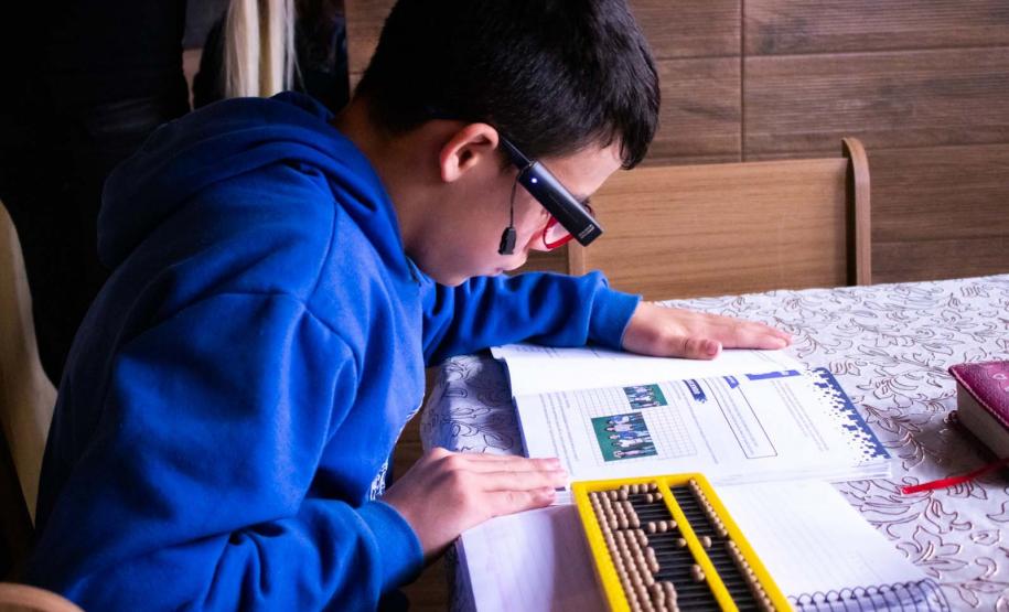 Por meio do projeto Óculos Amigo, Luiz Henrique da Rocha, 13 anos, recebeu um dispositivo que tem auxiliado o aluno da rede estadual de ensino a ter mais autonomia na escola e em casa. Por meio de uma câmera e saída de áudio, os óculos podem ler textos em qualquer superfície, identificar até 200 rostos, e reconhecer diversos objetos e cores.