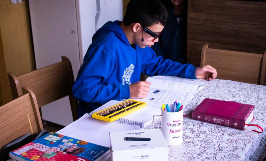Por meio do projeto Óculos Amigo, Luiz Henrique da Rocha, 13 anos, recebeu um dispositivo que tem auxiliado o aluno da rede estadual de ensino a ter mais autonomia na escola e em casa. Por meio de uma câmera e saída de áudio, os óculos podem ler textos em qualquer superfície, identificar até 200 rostos, e reconhecer diversos objetos e cores.