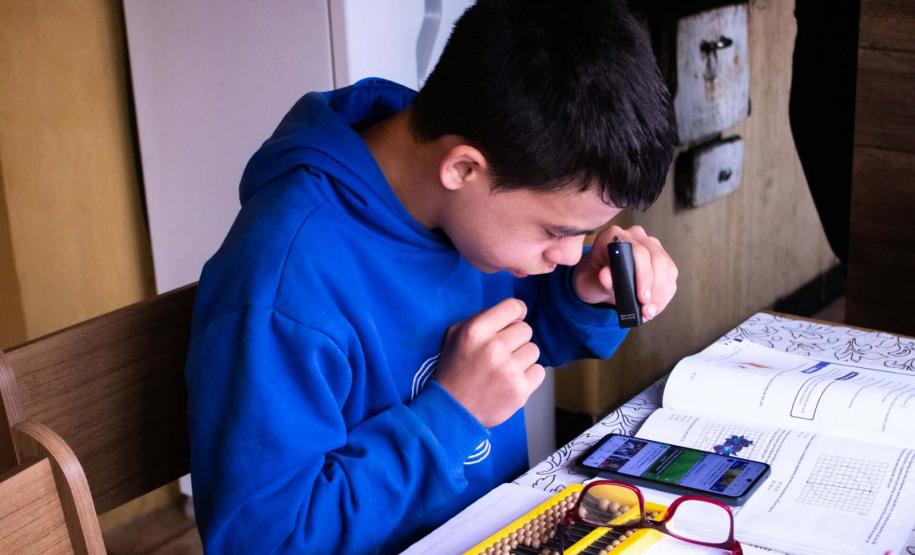 Por meio do projeto Óculos Amigo, Luiz Henrique da Rocha, 13 anos, recebeu um dispositivo que tem auxiliado o aluno da rede estadual de ensino a ter mais autonomia na escola e em casa. Por meio de uma câmera e saída de áudio, os óculos podem ler textos em qualquer superfície, identificar até 200 rostos, e reconhecer diversos objetos e cores.