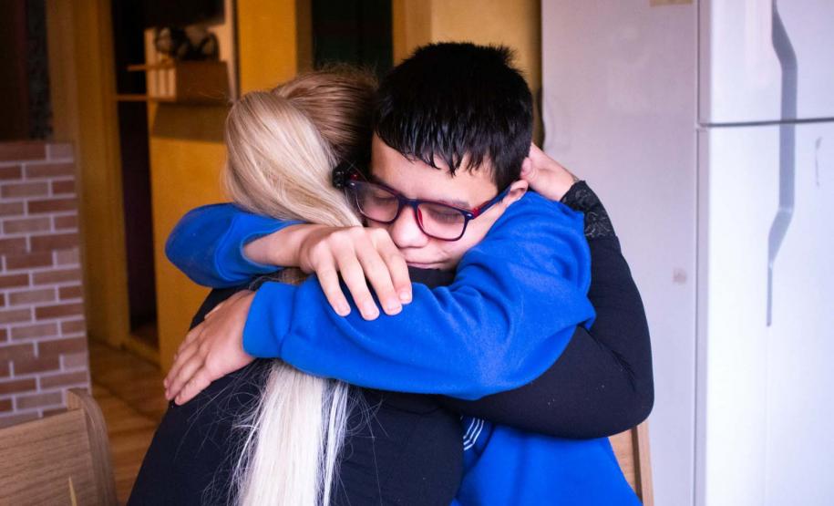 Por meio do projeto Óculos Amigo, Luiz Henrique da Rocha, 13 anos, recebeu um dispositivo que tem auxiliado o aluno da rede estadual de ensino a ter mais autonomia na escola e em casa. Por meio de uma câmera e saída de áudio, os óculos podem ler textos em qualquer superfície, identificar até 200 rostos, e reconhecer diversos objetos e cores.